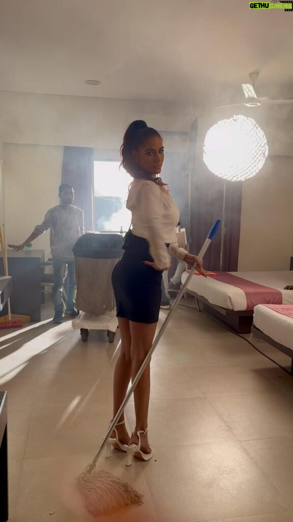 Poonam Pandey Instagram - Being goofy on the set at 5am in the morning 😜 Have you watched my latest web series “Honeymoon suite Room no 911” Streaming on ALTT ‘it’s a must watch guys’ Go SUBSCRIBE now! @altt.in @vivek.koka Directed by @directormickey @siddharth_injeti @udta_kahaanikaar