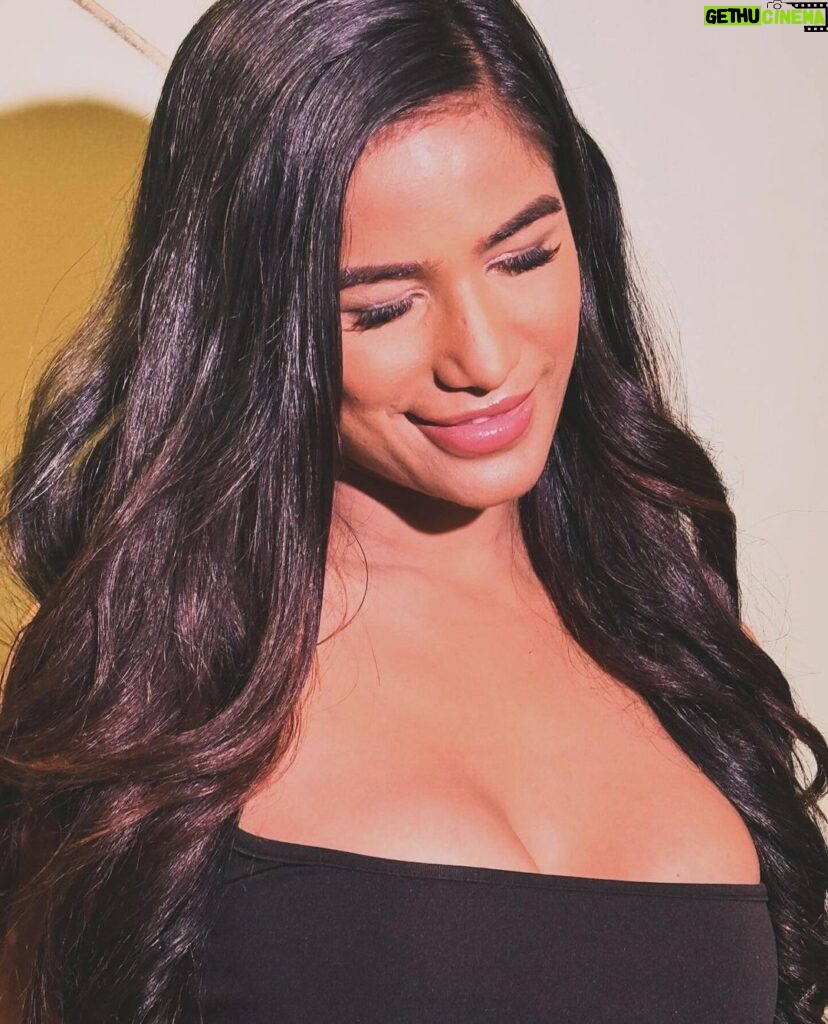 Poonam Pandey Instagram - Absorb the sunlight ☀️ . . #poonampandey #sunlight #blackdress