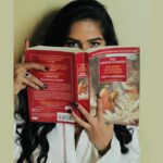 Poonam Pandey Instagram - Shh! I’m on a book date! 🤫❤️ #poonampandey #bookstagram #fun #reading #thedivinecomedy