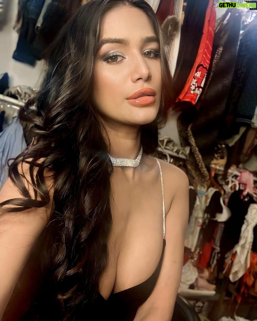 Poonam Pandey Instagram - Caught between Outfit choices and closet chaos- the struggle is real . . #poonampandey #blackdress #wardrobe