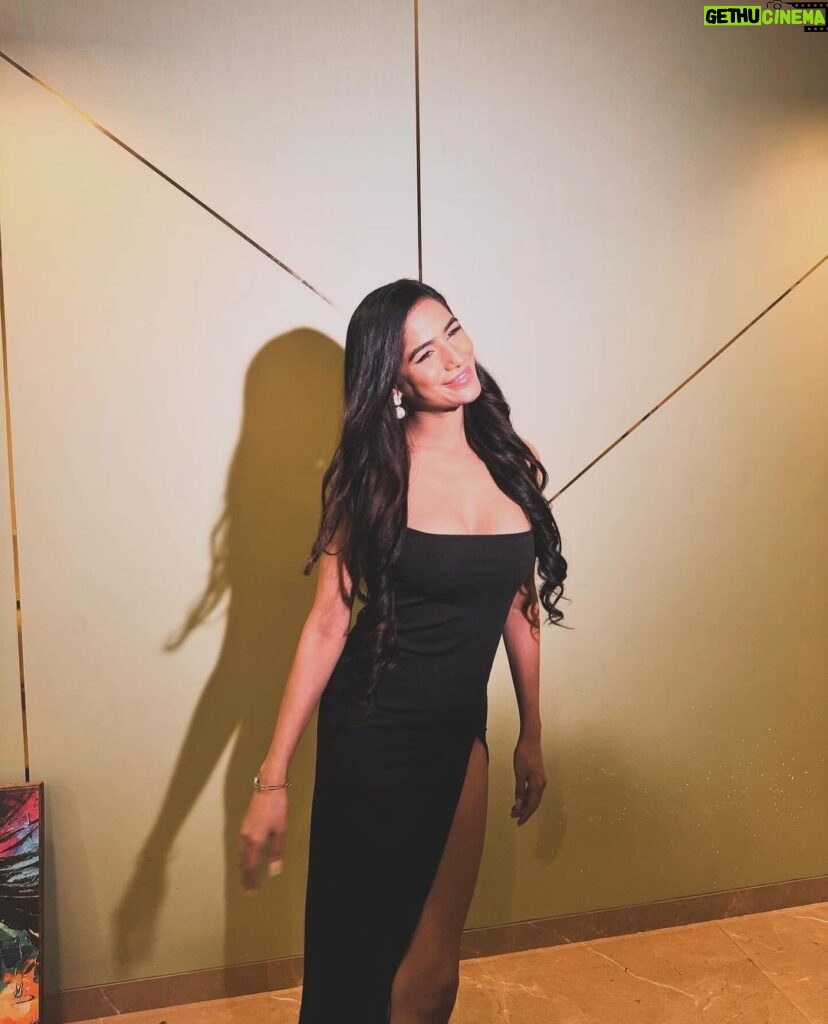 Poonam Pandey Instagram - Absorb the sunlight ☀️ . . #poonampandey #sunlight #blackdress