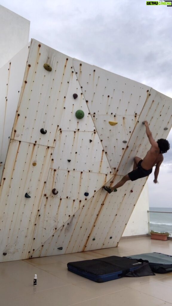Pranav Mohanlal Instagram - 🧗🏻‍♂🙃 #rockclimbing #bouldering #lifeinanutshell #buildering