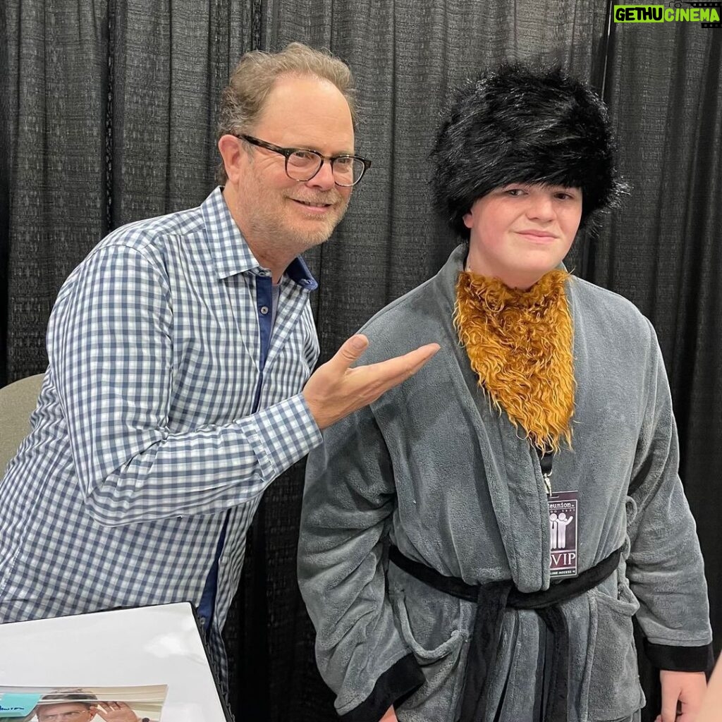 Rainn Wilson Instagram - Had some AMAZING connections at the Office Reunion convention! Was feeling sick and had laryngitis and wasn’t able to finish signing for about 487 people (so sorry!) but THE OFFICE FANS ARE THE GREATEST FANS ON EARTH! @BBBaumgartner @CreedBratton