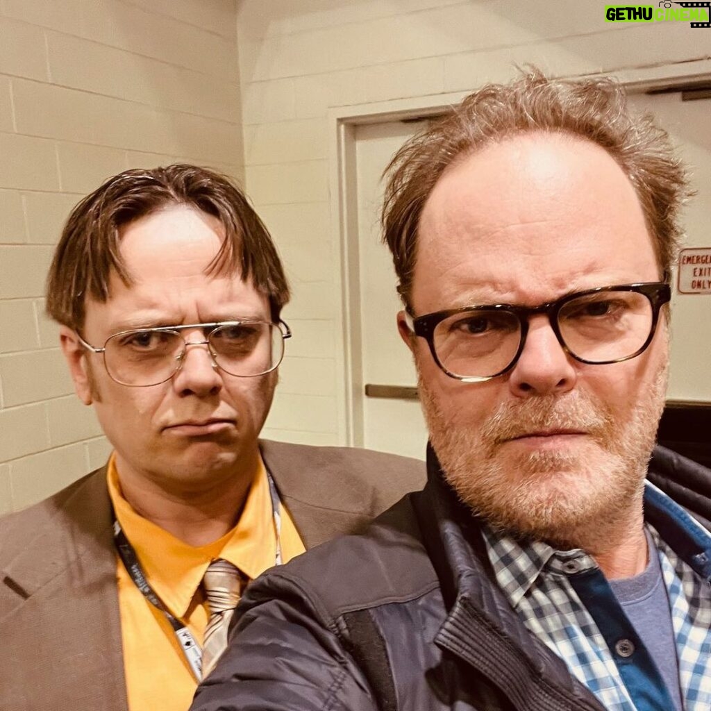 Rainn Wilson Instagram - Had some AMAZING connections at the Office Reunion convention! Was feeling sick and had laryngitis and wasn’t able to finish signing for about 487 people (so sorry!) but THE OFFICE FANS ARE THE GREATEST FANS ON EARTH! @BBBaumgartner @CreedBratton