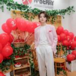 Rathavit Kijworalak Instagram - ดีใจที่ได้เจอทุกคนนะครับ 🍓งาน The Temptation of Strawberry 🍓ยังมีถึง 24 มี.ค. 67 นี้ ใครอยากช้อปสตรอว์เบอร์รีเกาหลีก็ไปกันได้เลย #EnjoyKFood #Kfood #Kfruits #Kberry #ThetemptationOfStrawberry #kberrypopup2024