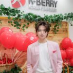 Rathavit Kijworalak Instagram - ดีใจที่ได้เจอทุกคนนะครับ 🍓งาน The Temptation of Strawberry 🍓ยังมีถึง 24 มี.ค. 67 นี้ ใครอยากช้อปสตรอว์เบอร์รีเกาหลีก็ไปกันได้เลย #EnjoyKFood #Kfood #Kfruits #Kberry #ThetemptationOfStrawberry #kberrypopup2024