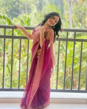 Raveena Daha Instagram - En aasai ellam un irukathilae, En ayul varai un anaipinilae🫂 Verenna vendum ulagathilae🥺
Indha inbam pothum nejinilae💯
Ezhezhuu jenjam vaazhndu viten🖤🖤🖤

Picture courtesy @yeah_me_1010 🥰

Saree from @cheap_best_collection ♥️ 

@cheap_best_collection follow my fav page🤩😍🥰 
This beautiful saree just 399 only  free delivery 💥 cash on delivery 💥 ec return 😳 use Raveena 123 code and get extra offer🥳🥳

#raveena #raveenadaha #RD