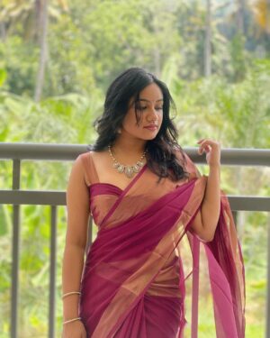 Raveena Daha Instagram - En aasai ellam un irukathilae, En ayul varai un anaipinilae🫂 Verenna vendum ulagathilae🥺
Indha inbam pothum nejinilae💯
Ezhezhuu jenjam vaazhndu viten🖤🖤🖤

Picture courtesy @yeah_me_1010 🥰

Saree from @cheap_best_collection ♥️ 

@cheap_best_collection follow my fav page🤩😍🥰 
This beautiful saree just 399 only  free delivery 💥 cash on delivery 💥 ec return 😳 use Raveena 123 code and get extra offer🥳🥳

#raveena #raveenadaha #RD