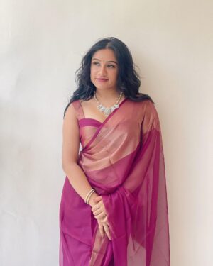 Raveena Daha Instagram - En aasai ellam un irukathilae, En ayul varai un anaipinilae🫂 Verenna vendum ulagathilae🥺
Indha inbam pothum nejinilae💯
Ezhezhuu jenjam vaazhndu viten🖤🖤🖤

Picture courtesy @yeah_me_1010 🥰

Saree from @cheap_best_collection ♥️ 

@cheap_best_collection follow my fav page🤩😍🥰 
This beautiful saree just 399 only  free delivery 💥 cash on delivery 💥 ec return 😳 use Raveena 123 code and get extra offer🥳🥳

#raveena #raveenadaha #RD