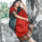 Raveena Daha Instagram - அன்பே நான் பிறந்தது மறந்திட தோணுதே உன் ஒரு முகம் உலகமாய் காணுதே🖤🥰 Half saree set from @nesavu_custamization_designs 😍😍 Shoot for @welcome_talents @portfoliosbywelcome_talents . Mua @thiruvathira_makeover_studio_ . Click and edits @sham.ct . Location - Trivandrum #raveena #raveenadaha #RD