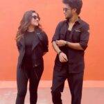 Raveena Daha Instagram - #naaready dhaan varavaa😎😍🔥 Couldn’t stop ourselves from dancing thalapathy’s hook movement 😩😍🖤🖤 Videography and editing @karthikcanclick 🔥 @actorvijay @anirudhofficial @sonymusic_south #dance #naaready #mani #manichandra #raveenadaha #RD
