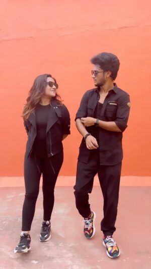 Raveena Daha Instagram - #naaready dhaan varavaa😎😍🔥

Couldn’t stop ourselves from dancing thalapathy’s hook movement 😩😍🖤🖤 
Videography and editing @karthikcanclick 🔥

@actorvijay @anirudhofficial @sonymusic_south 
#dance #naaready #mani #manichandra #raveenadaha #RD