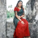 Raveena Daha Instagram - அன்பே நான் பிறந்தது மறந்திட தோணுதே உன் ஒரு முகம் உலகமாய் காணுதே🖤🥰 Half saree set from @nesavu_custamization_designs 😍😍 Shoot for @welcome_talents @portfoliosbywelcome_talents . Mua @thiruvathira_makeover_studio_ . Click and edits @sham.ct . Location - Trivandrum #raveena #raveenadaha #RD