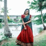 Raveena Daha Instagram - அன்பே நான் பிறந்தது மறந்திட தோணுதே உன் ஒரு முகம் உலகமாய் காணுதே🖤🥰 Half saree set from @nesavu_custamization_designs 😍😍 Shoot for @welcome_talents @portfoliosbywelcome_talents . Mua @thiruvathira_makeover_studio_ . Click and edits @sham.ct . Location - Trivandrum #raveena #raveenadaha #RD