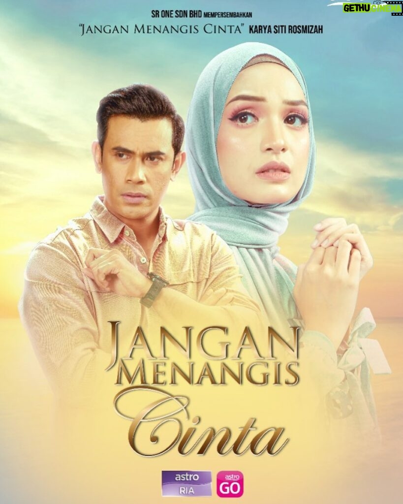 Remy Ishak Instagram - Semua dah bersedia ke? 😁 Nantikan drama Jangan Menangis Cinta adaptasi novel karya agung @sitirosmizahsemail arahan pengarah hebat @rajamukhriz bermula 21 Mac ini. 🎬 JANGAN MENANGIS CINTA (MULAI 21 MAC 2022) 🗓️ SETIAP ISNIN – KHAMIS 📺 10 MALAM DI ASTRO RIA ATAU ASTRO GO / ULTRA BOX! Terbitan @sronesdnbhd Arahan @rajamukhriz Penerbit @sitirosmizahsemail OST: Jangan Menangis Cinta Penyanyi: @idayuofficial OST: Selamat Tinggal Cinta Penyanyi: @syarfa_.riannazz Lakonan: @aamyrarosli @remyishak @sharifah_fathimah_hawra @kiahpropasebenarr @atiliaharon @amandaamry @halimradzi @ritanadira_ @hilal.azman @khatyazian @rahimjailani @wannsahmad_official @fizathomas @makengkufridah @idzham_ismail dan ramai lagi… Untuk banyak lagi video, tonton di @bambam_studios Masa bersama keluarga kini lebih hebat dengan pelbagai kegemaran rancangan tempatan & antarabangsa. Dapatkan Pek Primary dari RM59.99 sebulan WhatsApp NAK ASTRO ke 03-9543 3838 atau google Astro sekarang. #JanganMenangisCinta #JMC #DramaBergandaGanda #SetiapRumahAdaKisah #NowYouCan #NewAstroExperience #NetflixOnAstro #PlugAndPlayIt #PekPrimary