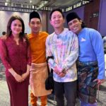 Remy Ishak Instagram - Semalam ke program Astro Raya Screening. banyak juga program2 menarik dari Astro bakal ditayangkan sepanjang bulan syawal nanti oi! semalam juga dapat jumpa ramai kawan2 lama dalam industri, kira mcm kenduri Astro la semalam. Meriah semacam, Seronok sangat bersembang mcm tak nak balik 😂tak sempat nak capture semua moments, ini je yg yang mampu. Terima kasih Astro #bukalahhati #astrorayascreening Baju Melayu by @adnaa.hq
