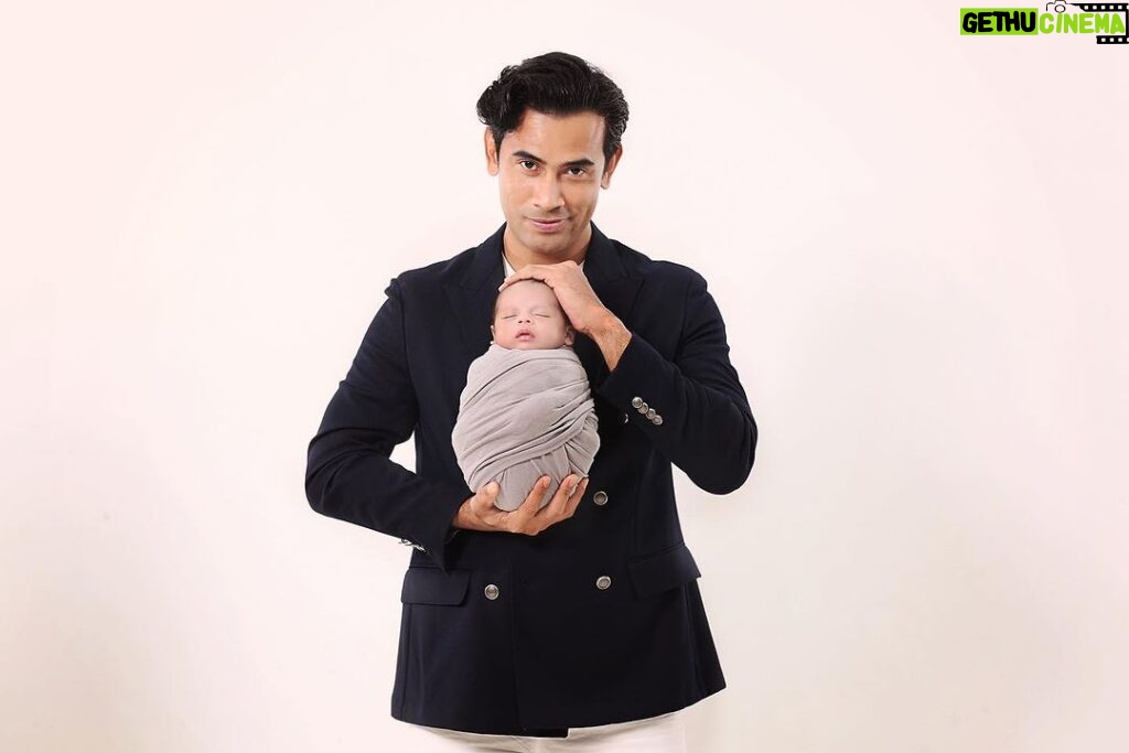 Remy Ishak Instagram - Family photoshoot. Masa ni @tuah.alam baru 2 weeks ahh.. cepatnya masa berlalu. Semoga Tuah membesar dgn sihat & menjadi anak soleh utk ayah & bonda. photo by @newborn.heartshotfocus #tuahalam