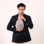 Remy Ishak Instagram – Family photoshoot. Masa ni @tuah.alam baru 2 weeks ahh.. cepatnya masa berlalu. Semoga Tuah membesar dgn sihat & menjadi anak soleh utk ayah & bonda.

photo by @newborn.heartshotfocus 

#tuahalam