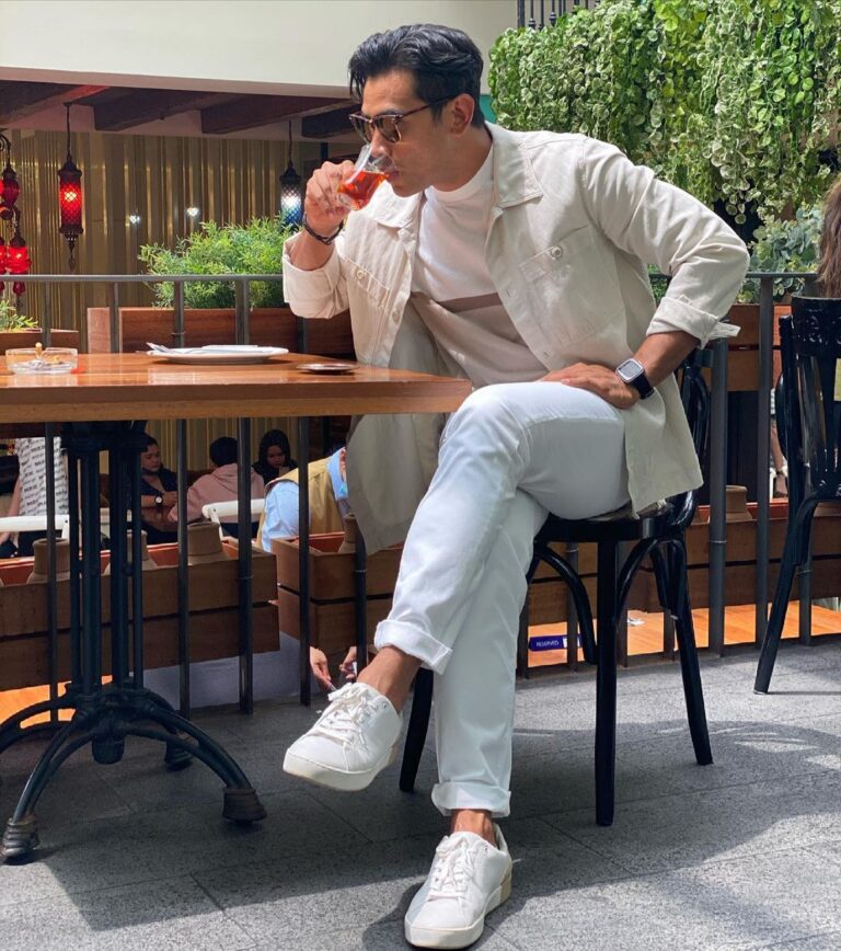 Remy Ishak Instagram - menunggu jodoh yang tak kunjung tiba. Ai minum dulu sayang. @massimodutti