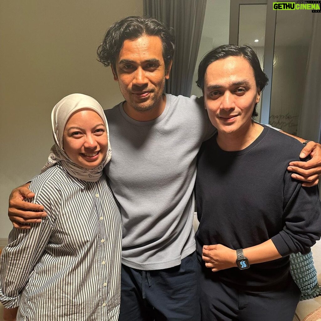 Remy Ishak Instagram - 3 tahun Remy bekerjasama dgn Afdal & Melor dalam Rocketfuel & Astro Shaw memang remy happy. Remy selesa dgn cara Afdal & Melor, very professional & kita dah macam family. Terima kasih banyak2 sebab bagi peluang pada Remy, bantu Remy, jaga Remy & layan kerenah Remy dari Remy single sampai lah dah kahwin & dapat Tuah. haha! Macam2 kita lalui bersama and now both of you are leaving me 🥲 Kalau ada kata2 & perbuatan Remy buat Afdal & Melor kecil hati, marah or rajuk, Remy minta maaf ye. Remy akan selalu mendoakan Afdal & Melor sukses dalam perjalanan yang baru nanti. Moga Allah terus menyatukan hubungan kita, dan melimpahkan rahmat-Nya buat Afdal & Melor. Amin ya rabb! 🤲🏼 Take care & keep in touch!