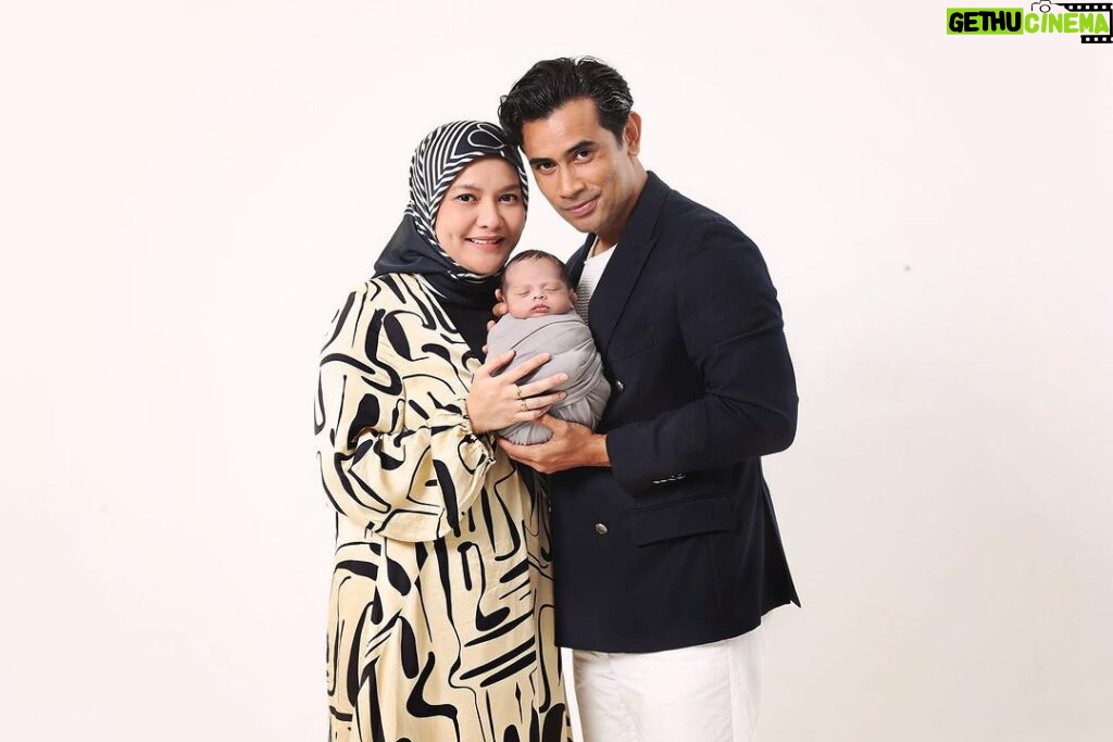 Remy Ishak Instagram - Family photoshoot. Masa ni @tuah.alam baru 2 weeks ahh.. cepatnya masa berlalu. Semoga Tuah membesar dgn sihat & menjadi anak soleh utk ayah & bonda. photo by @newborn.heartshotfocus #tuahalam