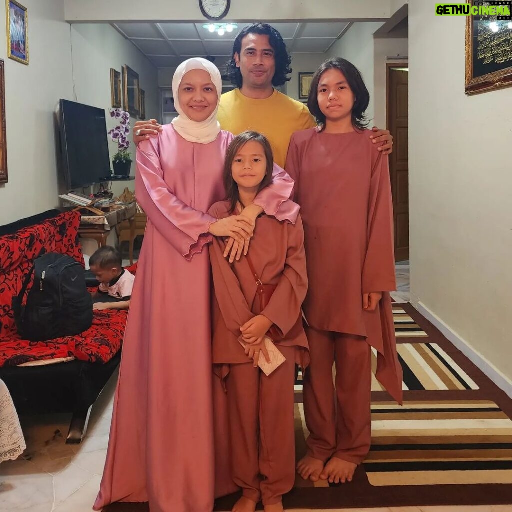 Remy Ishak Instagram - Siapa Ingat? Satu masa dulu aku pernah jadi 'Cikgu Daud' jaga 2 ketul ni, Dania & Damia Raya tahun ni dapat jumpa d'org, sebak hati cikgu dapat jumpa depa. Besar dah kakak & Adik 🤣