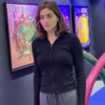 Reyhaneh Parsa Instagram - . به مایا،فریب این دنیا بخندید! به زندگی همچون یک نمایش سینمایی کیهانی نگاه کنید تا نتواند جادوی توهم انگیزش را بر شما پیاده کند… همواره در وجد و شادمانی خداوند باشید! آنگاه که توانستید در فروپاش عالمهای متلاشی استوار و پا برجا بمانید، خواهید دانست که خداوند واقعیست! Lütfi Kırdar Kongre ve Sergi Sarayı