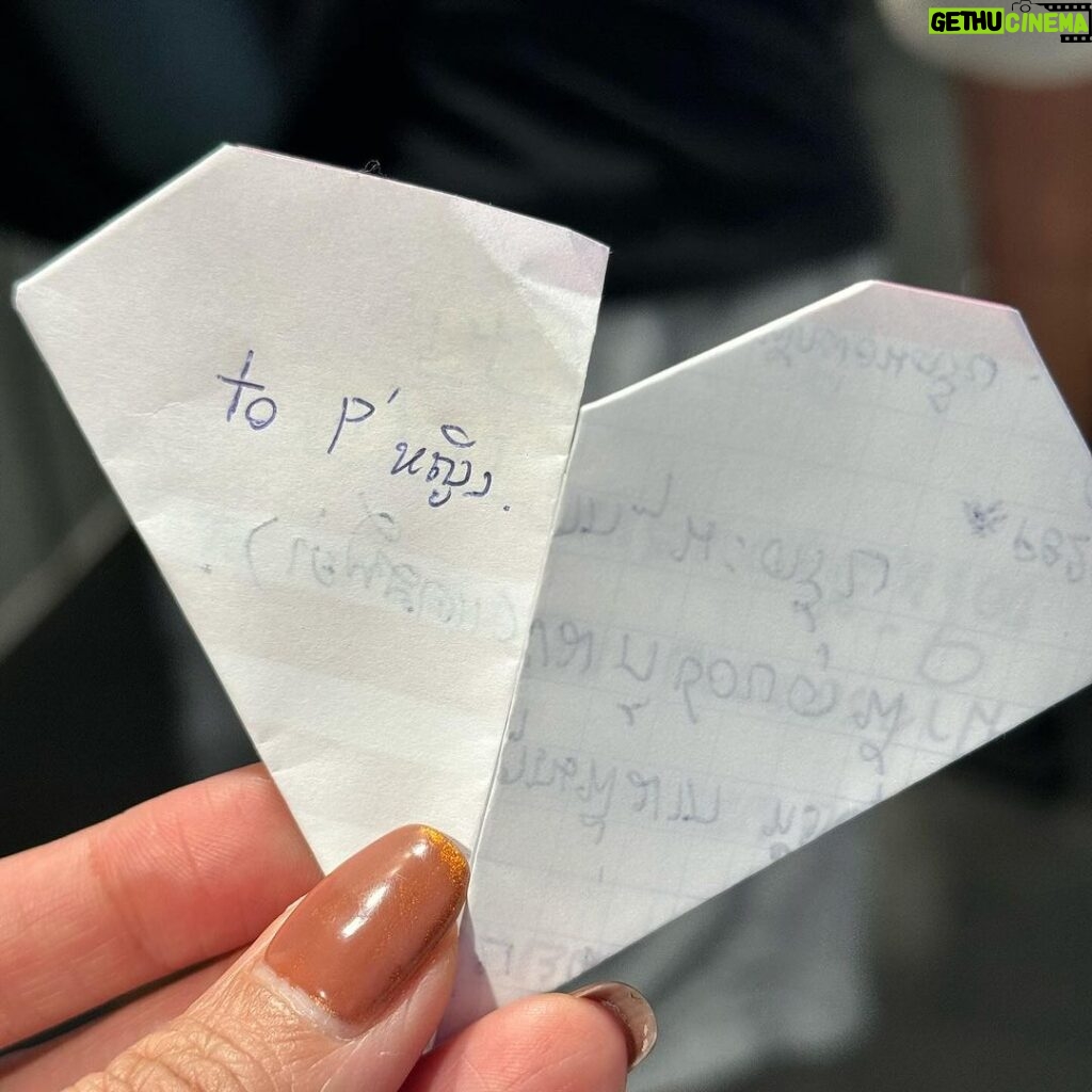 Rhatha Phongam Instagram - คิดถึงสมัย ม.ต้น ที่ได้รับ #จดหมายเขียนมือ ขอบคุณมากๆนะคะ #น้องสจ๊วตpg264 อ่านแล้วมีกำลังใจไปถ่ายละครเลย 🫶🏻