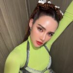 Rhatha Phongam Instagram - เขียวเหนี่ยวทรัพย์ได้มั้ย ... เหนี่ยวใจใครได้ป่าว ว้าววว 🐲🫶🏻 ยืมเพลงหน่อยคะ @debbie_bazoo 🫶🏻❤️