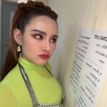 Rhatha Phongam Instagram - มาในธีม “หนาวแสงสีออน” ตาบรีฟลูกค้าสุดๆไปเลยค่าาาา ขอบคุณสมาคมศิษย์เก่า รร สุรนารี ทุกคนนะคะ 🩷🫶🏻