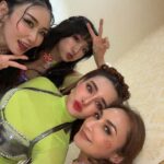 Rhatha Phongam Instagram - มาในธีม “หนาวแสงสีออน” ตาบรีฟลูกค้าสุดๆไปเลยค่าาาา ขอบคุณสมาคมศิษย์เก่า รร สุรนารี ทุกคนนะคะ 🩷🫶🏻