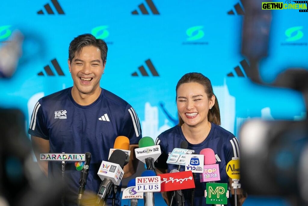 Rhatha Phongam Instagram - เปิดสนามอย่างยิ่งใหญ่ ในงานแถลงข่าวงานวิ่งที่ทุกคนรอคอย Supersports 10 Mile Run Series 2024 Bangkok Presented by adidas ที่กลับมาสร้างความประทับใจให้เหล่าคนรักการวิ่งอีกครั้ง ด้วยมาตรฐานการจัดงานวิ่งระดับสากล✨🏆 บรรยากาศในงานเป็นไปอย่างคึกคัก และได้รับการตอบรับที่ดีจากเหล่าบรรดานักวิ่งและสื่อมวลชน โดยมีประธานในพิธี คุณ อเล็กซองต์ อัมเบล กรรมการผู้จัดการใหญ่ บริษัท ซี อาร์ ซี สปอร์ต พร้อมด้วยคุณมร.จอร์จ ยูสเซ็ฟ ผู้จัดการทั่วไป บริษัท อาดิดาส (ประเทศไทย) เป็นเกียรติในครั้งนี้ พร้อมด้วย ไมค์ ภัทรเดช ที่มาพร้อมกับคู่รักสายวิ่ง หญิง รฐา , ตุลย์ ตุลยเทพ และอดีตนักกีฬาทีมชาติชื่อดัง อาย-ศรสวรรค์ พร้อมทั้งเซเลบริตี้ผู้มีใจรักการวิ่ง ป๊อก-อิทธิพล, มิยู - ชรินญา นำทีมนักวิ่งร่วมงาน มาเชิญชวนสมัครวิ่งชมบรรยากาศรอบกรุงเทพมหานครไปด้วยกัน ซึ่งรายได้จากการสมัครส่วนหนึ่งมอบให้กับมูลนิธิด้วยกัน เพื่อคนพิการและสังคม💙💚 มาสมัครกันเลย!!🏃🏻‍♂️💨 https://race.thai.run/ss10m24 เปิดรับสมัคร วันนี้ - 12 พฤษภาคม 2567 🏅10 ไมล์ (16กม.) ราคา 950 บาท 🏅5 ไมล์ (8กม.) ราคา 850 บาท พิเศษกว่าทุกปี! สมาชิกThe1 รับ1คะแนน ทุกๆการชำระ 25 บาท 👕นักวิ่งทุกคนจะได้รับเสื้อวิ่ง Performance จาก adidas มูลค่า 1,200 บาท เป็นที่ระลึก ในการแข่งขันทุกระยะ มามูฟไปด้วยกันในวันอาทิตย์ที่ 26 พฤษภาคม 2567 บริเวณ เซ็นทรัลเวิลด์ กรุงเทพฯ #SupersportsThailand #SSP10Mile24 #SSP10MileRunSeries24 #SSP10MileRunSeries24BangkokPresentedByadidas