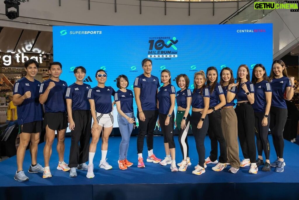 Rhatha Phongam Instagram - เปิดสนามอย่างยิ่งใหญ่ ในงานแถลงข่าวงานวิ่งที่ทุกคนรอคอย Supersports 10 Mile Run Series 2024 Bangkok Presented by adidas ที่กลับมาสร้างความประทับใจให้เหล่าคนรักการวิ่งอีกครั้ง ด้วยมาตรฐานการจัดงานวิ่งระดับสากล✨🏆 บรรยากาศในงานเป็นไปอย่างคึกคัก และได้รับการตอบรับที่ดีจากเหล่าบรรดานักวิ่งและสื่อมวลชน โดยมีประธานในพิธี คุณ อเล็กซองต์ อัมเบล กรรมการผู้จัดการใหญ่ บริษัท ซี อาร์ ซี สปอร์ต พร้อมด้วยคุณมร.จอร์จ ยูสเซ็ฟ ผู้จัดการทั่วไป บริษัท อาดิดาส (ประเทศไทย) เป็นเกียรติในครั้งนี้ พร้อมด้วย ไมค์ ภัทรเดช ที่มาพร้อมกับคู่รักสายวิ่ง หญิง รฐา , ตุลย์ ตุลยเทพ และอดีตนักกีฬาทีมชาติชื่อดัง อาย-ศรสวรรค์ พร้อมทั้งเซเลบริตี้ผู้มีใจรักการวิ่ง ป๊อก-อิทธิพล, มิยู - ชรินญา นำทีมนักวิ่งร่วมงาน มาเชิญชวนสมัครวิ่งชมบรรยากาศรอบกรุงเทพมหานครไปด้วยกัน ซึ่งรายได้จากการสมัครส่วนหนึ่งมอบให้กับมูลนิธิด้วยกัน เพื่อคนพิการและสังคม💙💚 มาสมัครกันเลย!!🏃🏻‍♂️💨 https://race.thai.run/ss10m24 เปิดรับสมัคร วันนี้ - 12 พฤษภาคม 2567 🏅10 ไมล์ (16กม.) ราคา 950 บาท 🏅5 ไมล์ (8กม.) ราคา 850 บาท พิเศษกว่าทุกปี! สมาชิกThe1 รับ1คะแนน ทุกๆการชำระ 25 บาท 👕นักวิ่งทุกคนจะได้รับเสื้อวิ่ง Performance จาก adidas มูลค่า 1,200 บาท เป็นที่ระลึก ในการแข่งขันทุกระยะ มามูฟไปด้วยกันในวันอาทิตย์ที่ 26 พฤษภาคม 2567 บริเวณ เซ็นทรัลเวิลด์ กรุงเทพฯ #SupersportsThailand #SSP10Mile24 #SSP10MileRunSeries24 #SSP10MileRunSeries24BangkokPresentedByadidas