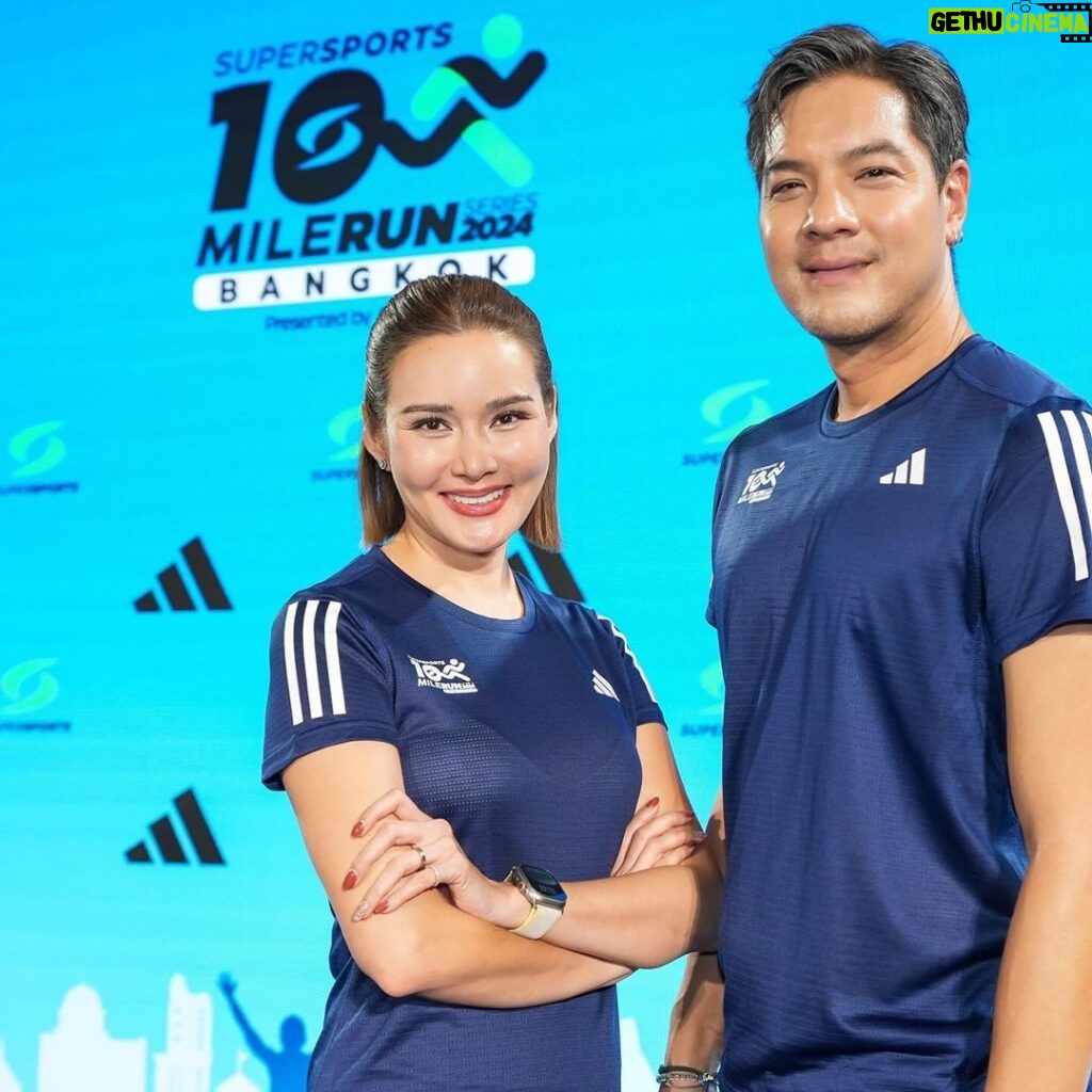 Rhatha Phongam Instagram - มีอะไร 2 ใบนะ 🫶🏻❤️ #supersports10milerun2024 presented by Adidas สนามที่เปิดรับสมัครแล้วหมดภายใน 2 วัน เคยไปกันยังงงงงง ความพิเศษรอบนี้มี 3 สนาม เริ่มที่กรุงเทพ หัวหิน เชียงใหม่ มาเป็นซีรีย์ให้เลือกวิ่งบางที่ หรือแบบแพคเกจ 3 จังหวัดก็ได้ 5miles คือ 8 กิโล 10miles คือ 16 กิโล ซ้อมรอบขาแล้วมาพบกันสนามแรก 26 พฤษภาคมนี้นะคะ สมัครกันได้แล้ววันนี้นะคะ https://race.thai.run/ss10m24 ❤️@supersportsstore @adidasthailand #supersportsthailand #ssp10miles24