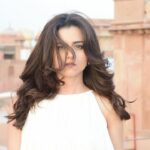 Riddhi Dogra Instagram - ☀️🦚♥️🐥💋 📸 @ishukhngwalphotography Make up @shreyakiritmakeupandhair Hair @akshataa.mani