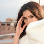 Riddhi Dogra Instagram - ☀️🦚♥️🐥💋 📸 @ishukhngwalphotography Make up @shreyakiritmakeupandhair Hair @akshataa.mani
