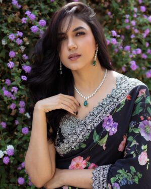 Ritu Varma Instagram - 💟

Outfit @anushareddy.couture 
Jewellery @starlajewelsofficial 
Styling @sandhya_sabbavarapu @team_sandhya
Styling team @thumu_bhavana @sunandini_vijjagiri
MUA @makeupartist_arti Hair @durgarao_kvv 
Photography @adrin_sequeira