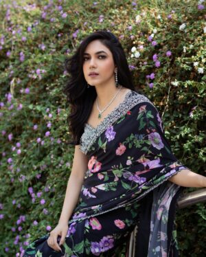 Ritu Varma Instagram - 💟

Outfit @anushareddy.couture 
Jewellery @starlajewelsofficial 
Styling @sandhya_sabbavarapu @team_sandhya
Styling team @thumu_bhavana @sunandini_vijjagiri
MUA @makeupartist_arti Hair @durgarao_kvv 
Photography @adrin_sequeira