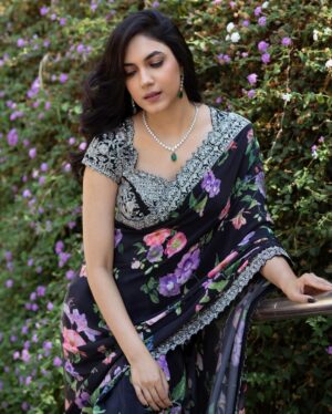 Ritu Varma Instagram - 💟

Outfit @anushareddy.couture 
Jewellery @starlajewelsofficial 
Styling @sandhya_sabbavarapu @team_sandhya
Styling team @thumu_bhavana @sunandini_vijjagiri
MUA @makeupartist_arti Hair @durgarao_kvv 
Photography @adrin_sequeira