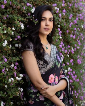 Ritu Varma Instagram - 💟

Outfit @anushareddy.couture 
Jewellery @starlajewelsofficial 
Styling @sandhya_sabbavarapu @team_sandhya
Styling team @thumu_bhavana @sunandini_vijjagiri
MUA @makeupartist_arti Hair @durgarao_kvv 
Photography @adrin_sequeira