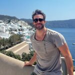 Rodrigo Guirao Díaz Instagram - Y tuve que hacer la gran… ¿Quieren que les saque una foto?…. ¿Me sacarían una a mi por favor? Thanks! #trucosdeviajarsolo #Santorini #grecia #greek #greekislands #santorinigreece Santorini, Greece