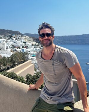 Rodrigo Guirao Díaz Instagram - Y tuve que hacer la gran… ¿Quieren que les saque una foto?…. ¿Me sacarían una a mi por favor? Thanks! #trucosdeviajarsolo #Santorini #grecia #greek #greekislands #santorinigreece