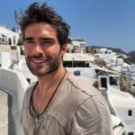 Rodrigo Guirao Díaz Instagram - Y tuve que hacer la gran… ¿Quieren que les saque una foto?…. ¿Me sacarían una a mi por favor? Thanks! #trucosdeviajarsolo #Santorini #grecia #greek #greekislands #santorinigreece Santorini, Greece