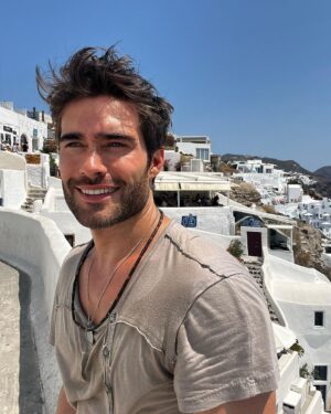 Rodrigo Guirao Díaz Instagram - Y tuve que hacer la gran… ¿Quieren que les saque una foto?…. ¿Me sacarían una a mi por favor? Thanks! #trucosdeviajarsolo #Santorini #grecia #greek #greekislands #santorinigreece