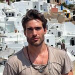 Rodrigo Guirao Díaz Instagram - Y tuve que hacer la gran… ¿Quieren que les saque una foto?…. ¿Me sacarían una a mi por favor? Thanks! #trucosdeviajarsolo #Santorini #grecia #greek #greekislands #santorinigreece Santorini, Greece