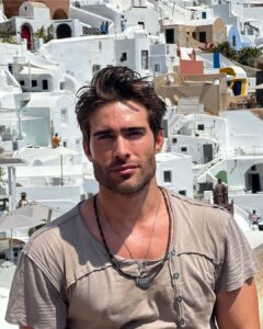 Rodrigo Guirao Díaz Instagram - Y tuve que hacer la gran… ¿Quieren que les saque una foto?…. ¿Me sacarían una a mi por favor? Thanks! #trucosdeviajarsolo #Santorini #grecia #greek #greekislands #santorinigreece Santorini, Greece