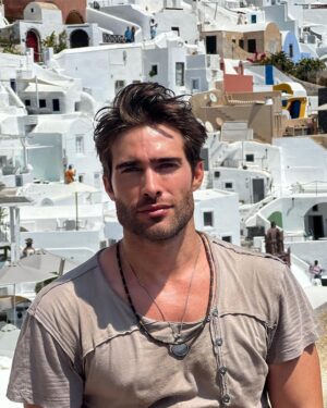 Rodrigo Guirao Díaz Instagram - Y tuve que hacer la gran… ¿Quieren que les saque una foto?…. ¿Me sacarían una a mi por favor? Thanks! #trucosdeviajarsolo #Santorini #grecia #greek #greekislands #santorinigreece