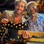 Rodrigo Guirao Díaz Instagram - Ayer viví algo increíble. Casi que lo soñé así: Pude conocer a una leyenda viviente de la música, el día de su cumpleaños, en su bar @buddyguys , verlo cantar, que me firme su signatur y tener una foto de ese momento. Un recuerdo que quedará para toda mi vida. Felices 87 @therealbuddyguy La primera vez que escuche su música y vi sus shows fue cómo hace más de 25 años. Gracias a él y a un par más es que agarre una guitarra eléctrica. Ganó 9 grammys e influenció a Eric Clapton, Jimi Hendrix, Jimmy Page, Keith Richards, Stevie Ray Vaughan, Jeff Beck, Gary Clark Jr. and John Mayer entre tantos otros. 🎶🎸🫶 Buddy Guy's Legends