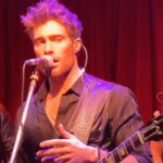 Rodrigo Guirao Díaz Instagram - Para cantar blues me dijo un amigo, se necesitan las dos manos. Una en el micrófono y la otra en los 🪺 jajajaa. Siempre me acuerdo de él cuando toca una canción así de difícil. Esto pasó el miércoles pasado con el bar lleno junto a @rodrigoaramburumusica @diegodacasto @machiarone @nicolasjosecourreges Gracias @manuvillalbaok por el video y romperla después 🎤 @fran.cuir Palermo Soho