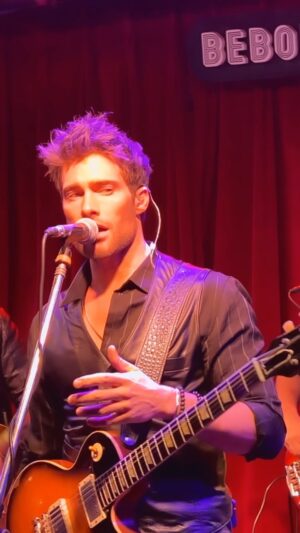 Rodrigo Guirao Díaz Instagram - Para cantar blues me dijo un amigo, se necesitan las dos manos. Una en el micrófono y la otra en los 🪺 jajajaa. Siempre me acuerdo de él cuando toca una canción así de difícil. Esto pasó el miércoles pasado con el bar lleno junto a @rodrigoaramburumusica @diegodacasto @machiarone @nicolasjosecourreges Gracias @manuvillalbaok por el video y romperla después 🎤 @fran.cuir